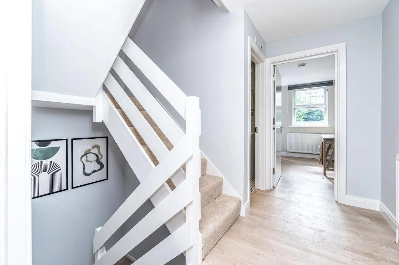 Bright Guest House In Canary Wharf London