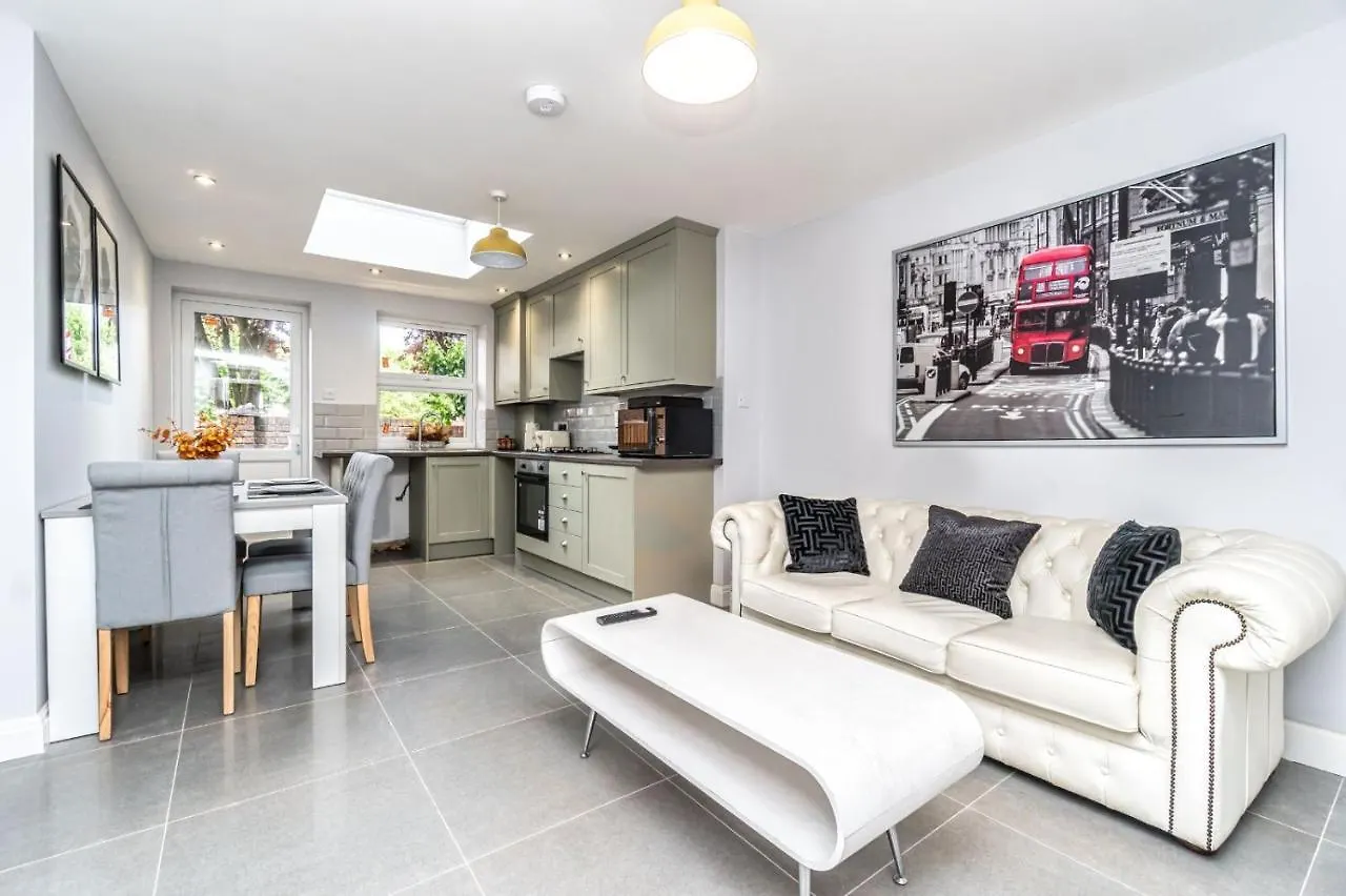 Bright Guest House In Canary Wharf London