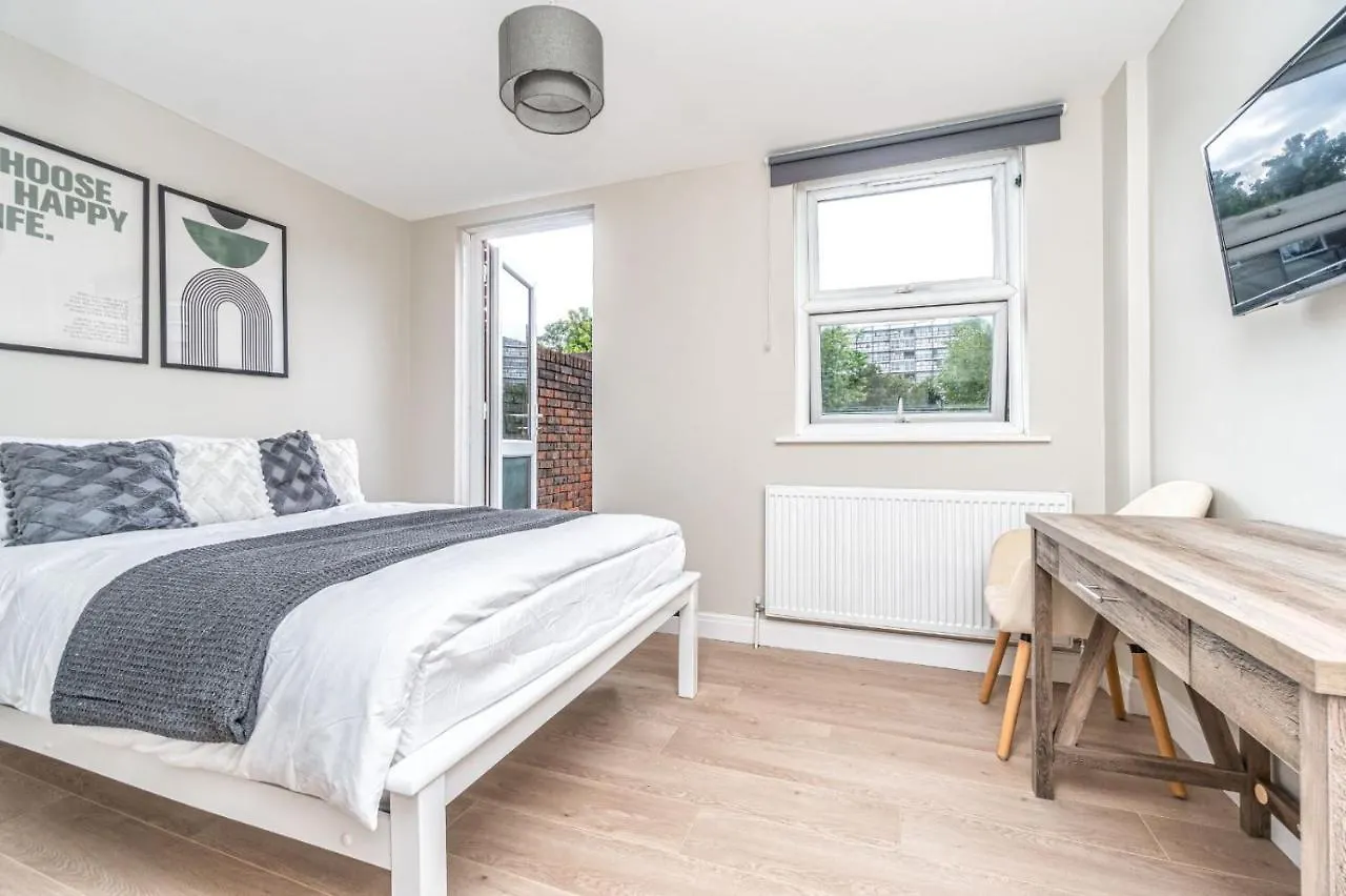 Bright Guest House In Canary Wharf London