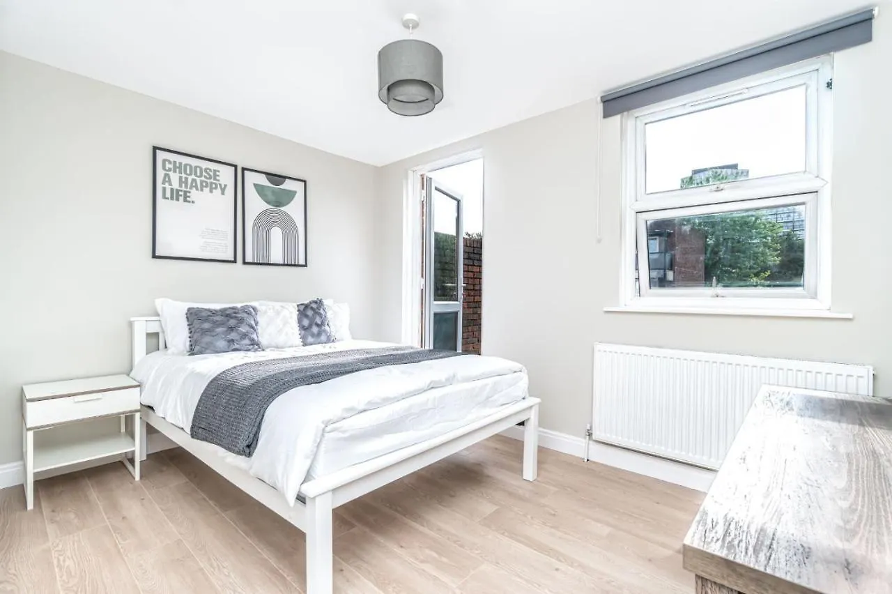 Bright Guest House In Canary Wharf London