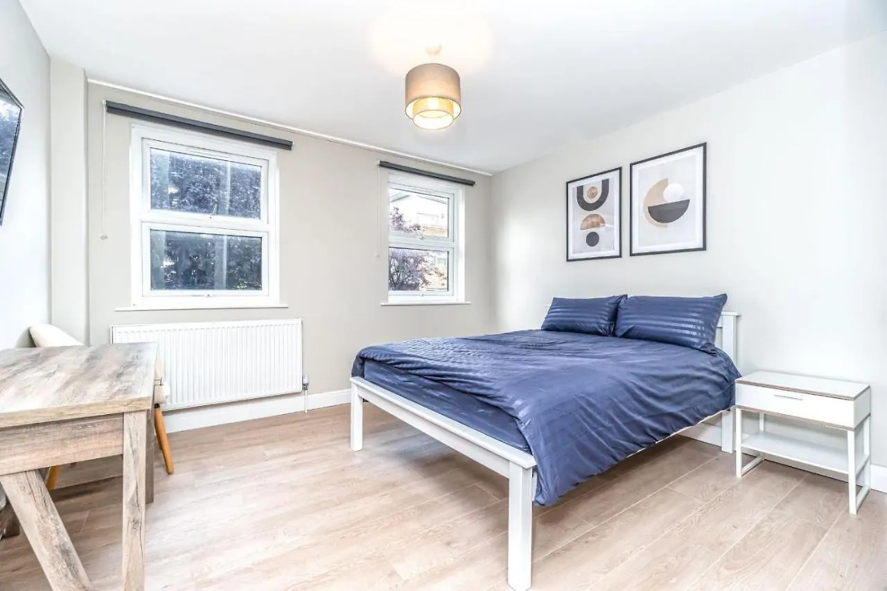 Bright Guest House In Canary Wharf London